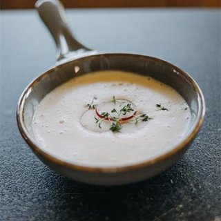 Radieschensuppe mit Frischkäse und Kresse