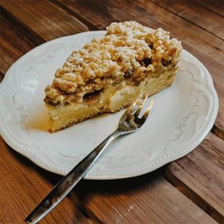 Rhabarberkuchen mit Vanillecreme und Streuseln