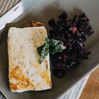 Schneller Rotkohl-Salat mit Grillkäse