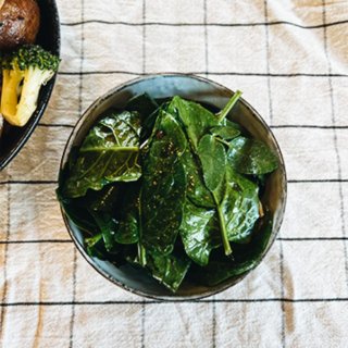 Babyspinat mit Ume Su Dressing