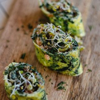 Omeletterolle mit Spinat und Lachs