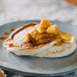Japanische Pfannkuchen mit Mangokompott