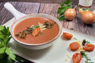 Tomatensuppe mit frittierten Kapern