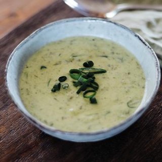 Kalte Gurken-Avocado-Suppe