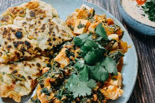 Palak Paneer mit Aloo Paratha und Raita