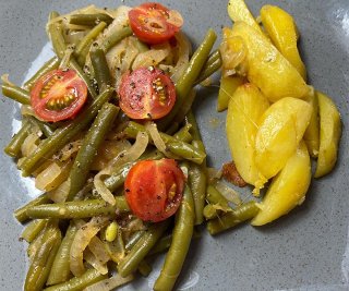 Bohnenpfanne mit Ofenkartoffeln