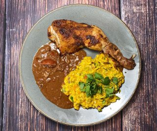 Hähnchenkeulen in Schokoladensauce mit Humita