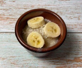 Gedämpfter Bananen-Kokos-Reiskuchen