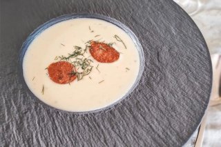 Pastinakensuppe mit Fenchelsalami