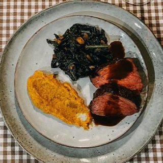 Dammwildrücken mit Butternusspüree und Schwarzkohl
