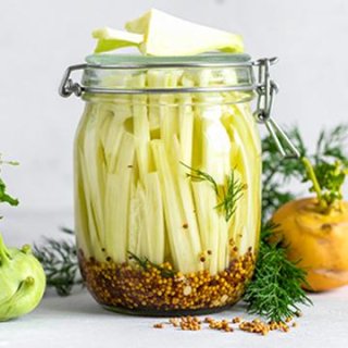 Kohlrabistangen mit Dill und Senfsamen