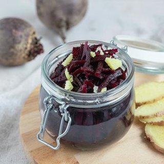 Rote-Bete-Kraut mit Ingwer