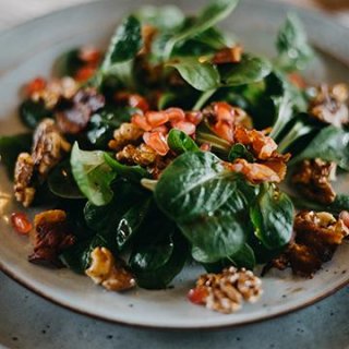 Weihnachtlicher Feldsalat mit kandierten Walnüssen