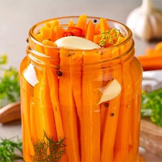 Karottenstängel mit Dill und Knoblauch