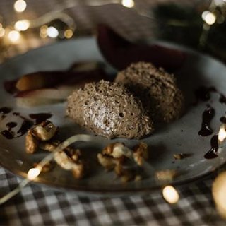 Lebkuchenmousse mit Rotweinbirnen