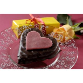 Muttertagsherzen mit Nougat-Buttercreme (4 Stück)