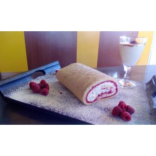 Weiße-Mousse-Waldbeeren-Rolle (18 cm)