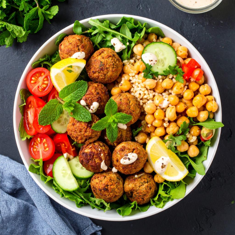 Mediterrane Bowl mit Falafel & Zitronen-Tahin-Dres