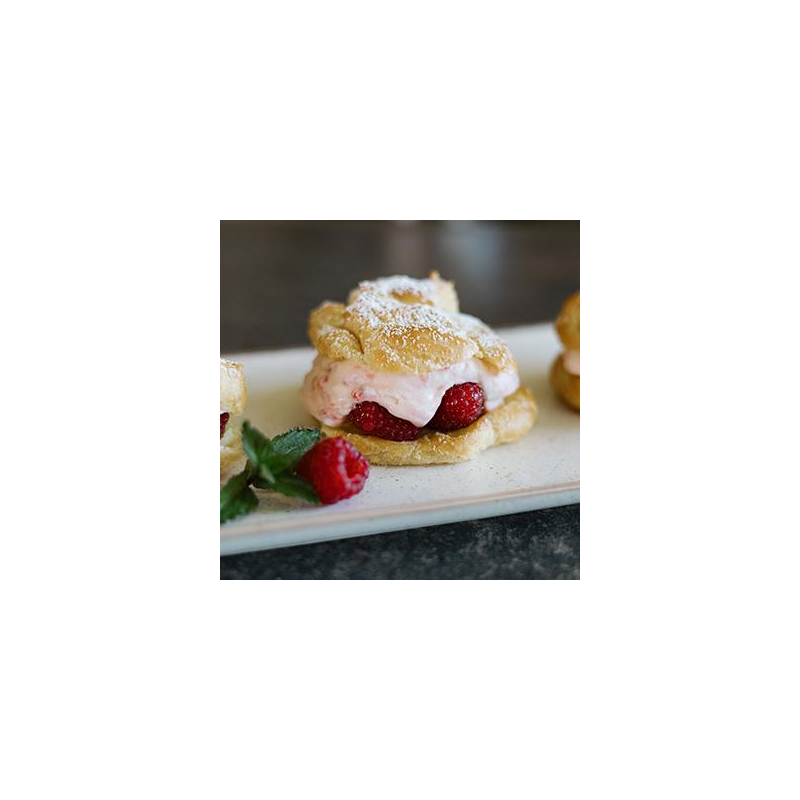 Windbeutel mit Himbeeren