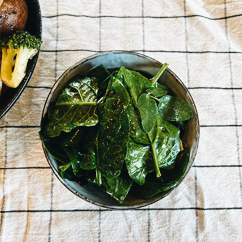 Babyspinat mit Ume Su Dressing